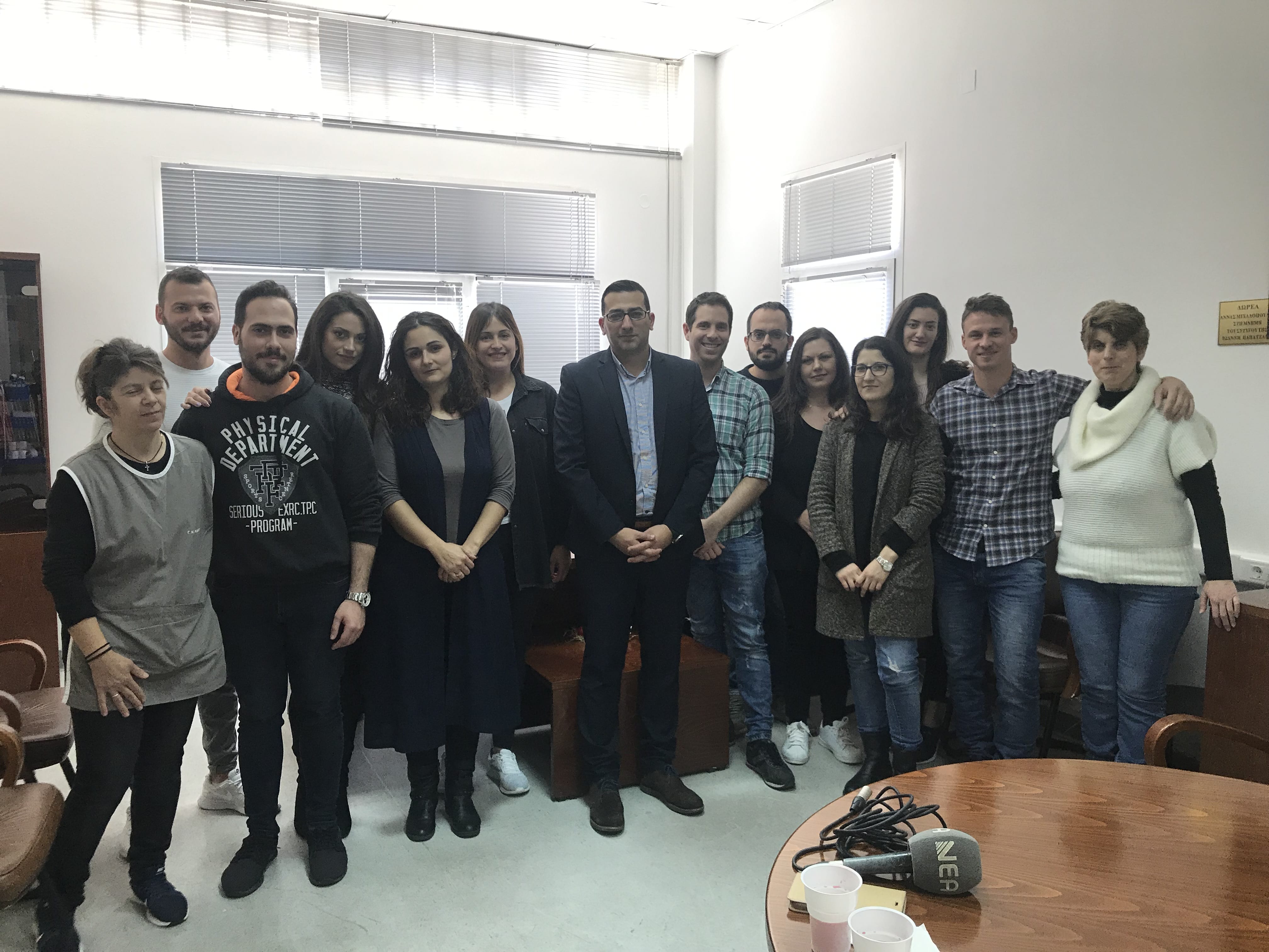 φωτογραφία 3 απεικονίζονται ο Διοικητής του Νοσοκομείου κ. Φραγκιαδάκης Γεώργιος και το προσωπικό του ΚΕΦΙΑΠ
